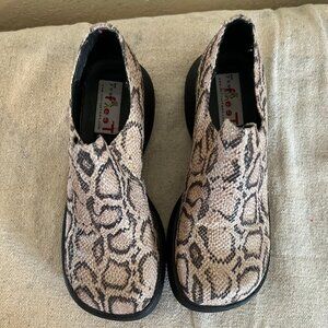 Vintage Y2K On Your Feet Animal Print Leather Slip-On Mules/Clogs Sz 8.5
